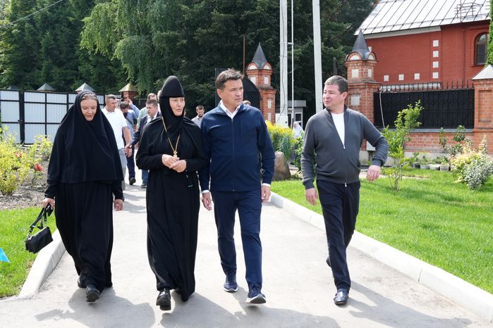 Андрей Воробьев поздравил настоятельницу и воспитанниц Покровского женского монастыря