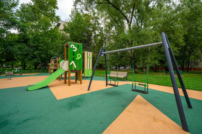 Детская площадка во дворе дома 3 на улице Гагарина в Реутове после благоустройства
