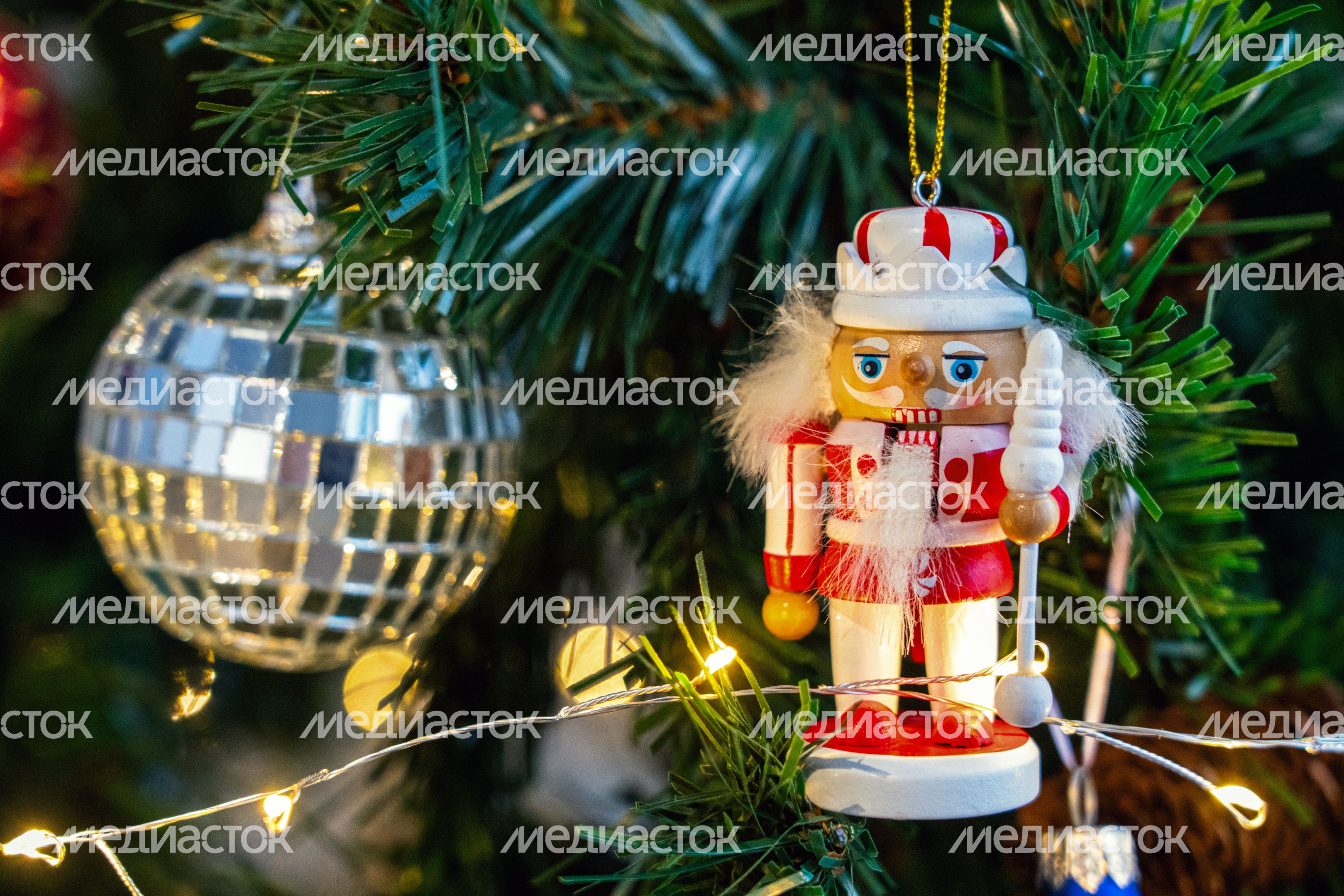 Новогодняя игрушка в виде Щелкунчика на елке в музее-заповеднике П.И. Чайковского в Клину
