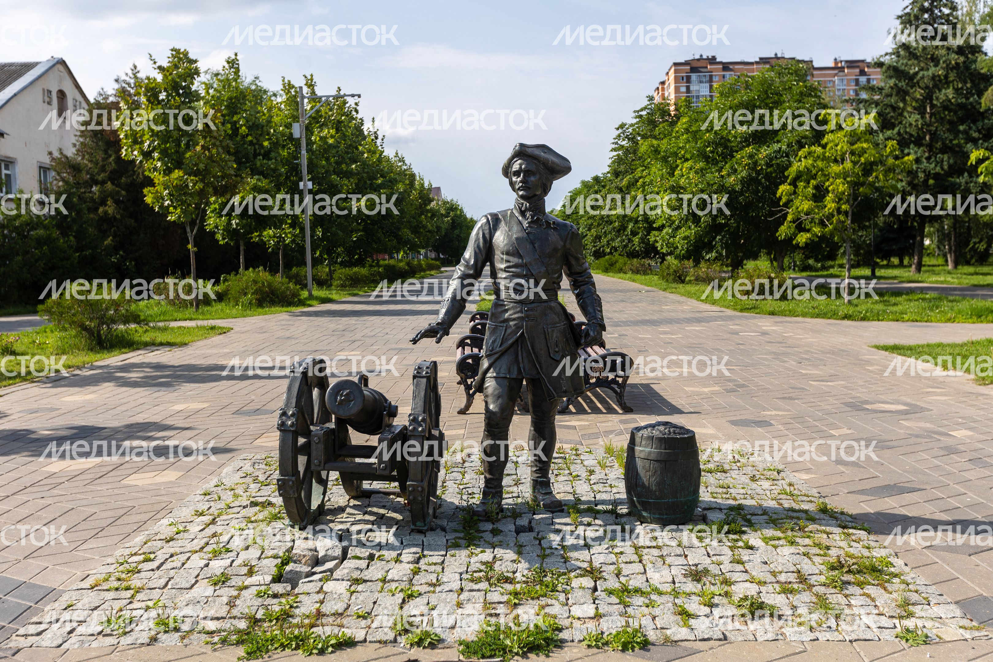 Скульптура Якова Брюса на Петровском бульваре в Лосино-Петровском