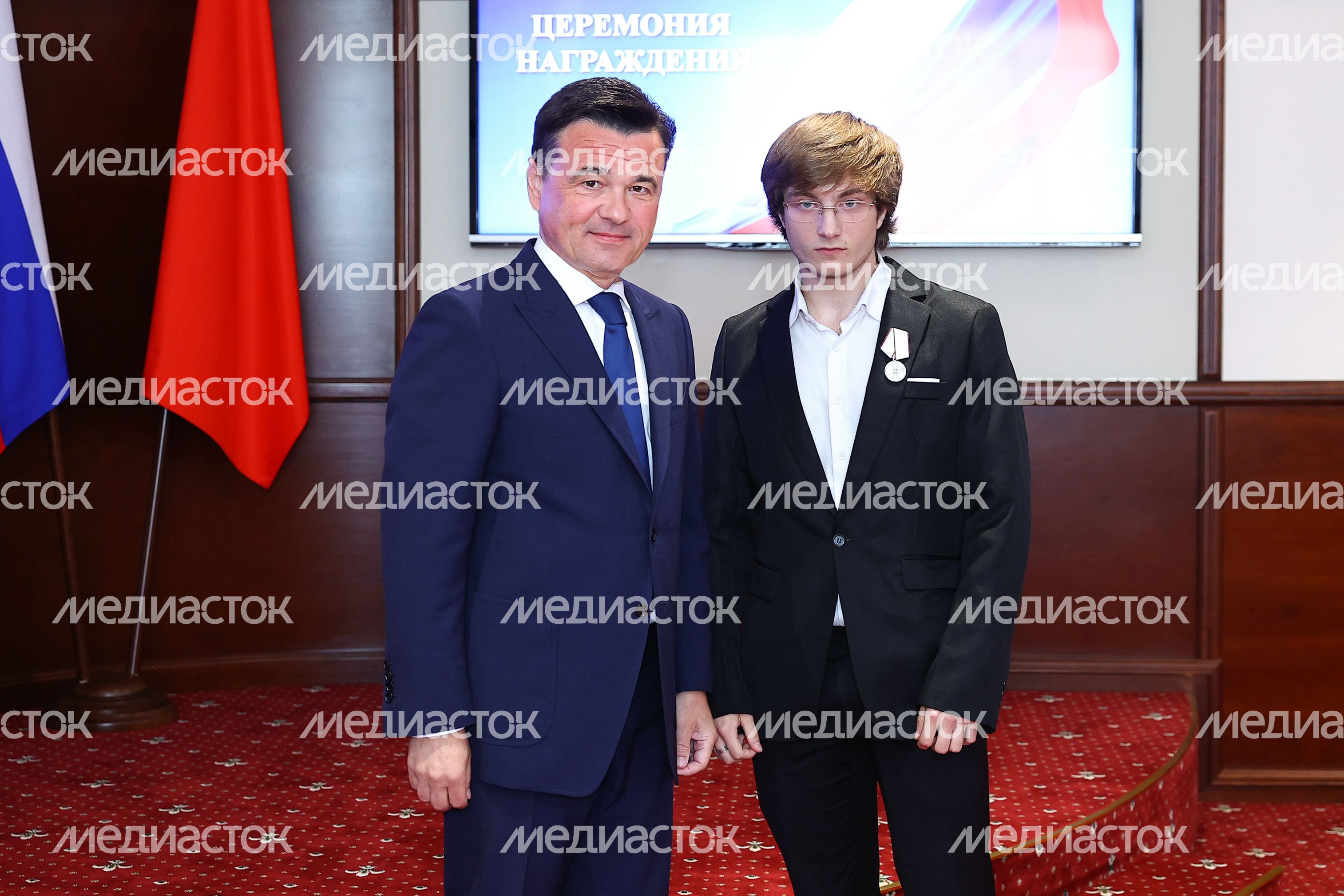 Андрей Воробьев наградил подростков, спасших людей в «Крокусе», а также работников образования и культуры