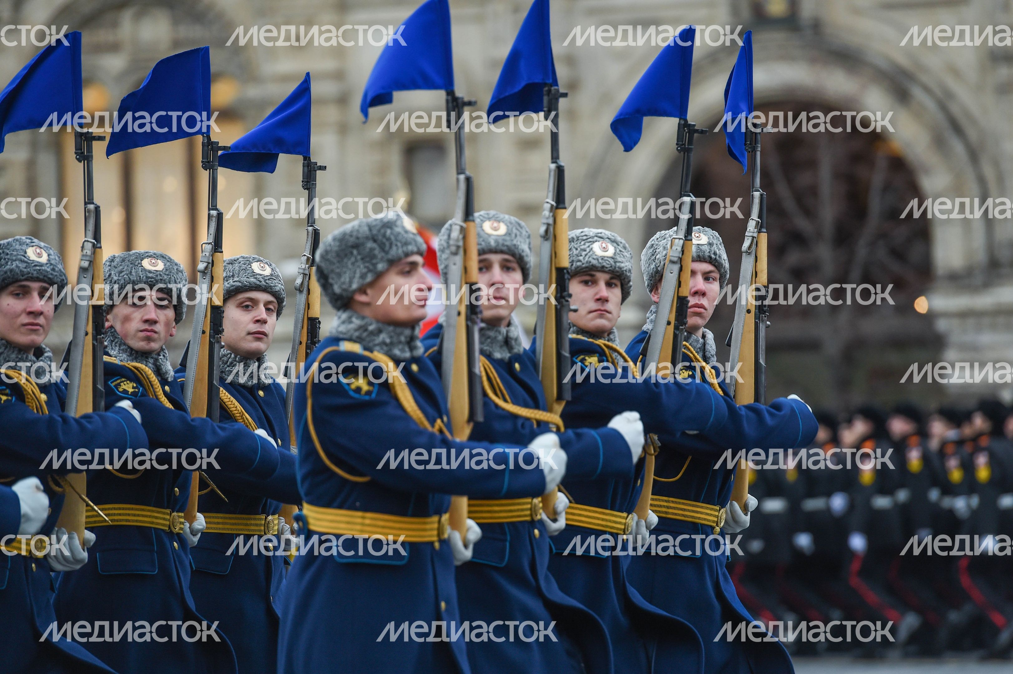 Торжественный марш в честь парада 1941 года на Красной площади в Москве