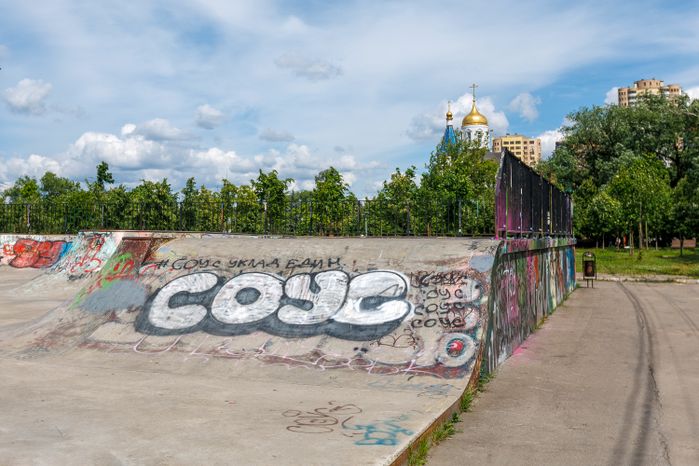 Скейт-площадка в Центральном парке Реутова летом