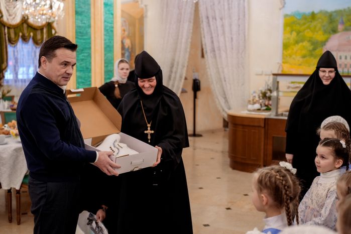 Андрей Воробьев поздравил с Новым годом воспитанниц детского приюта при Покровском монастыре