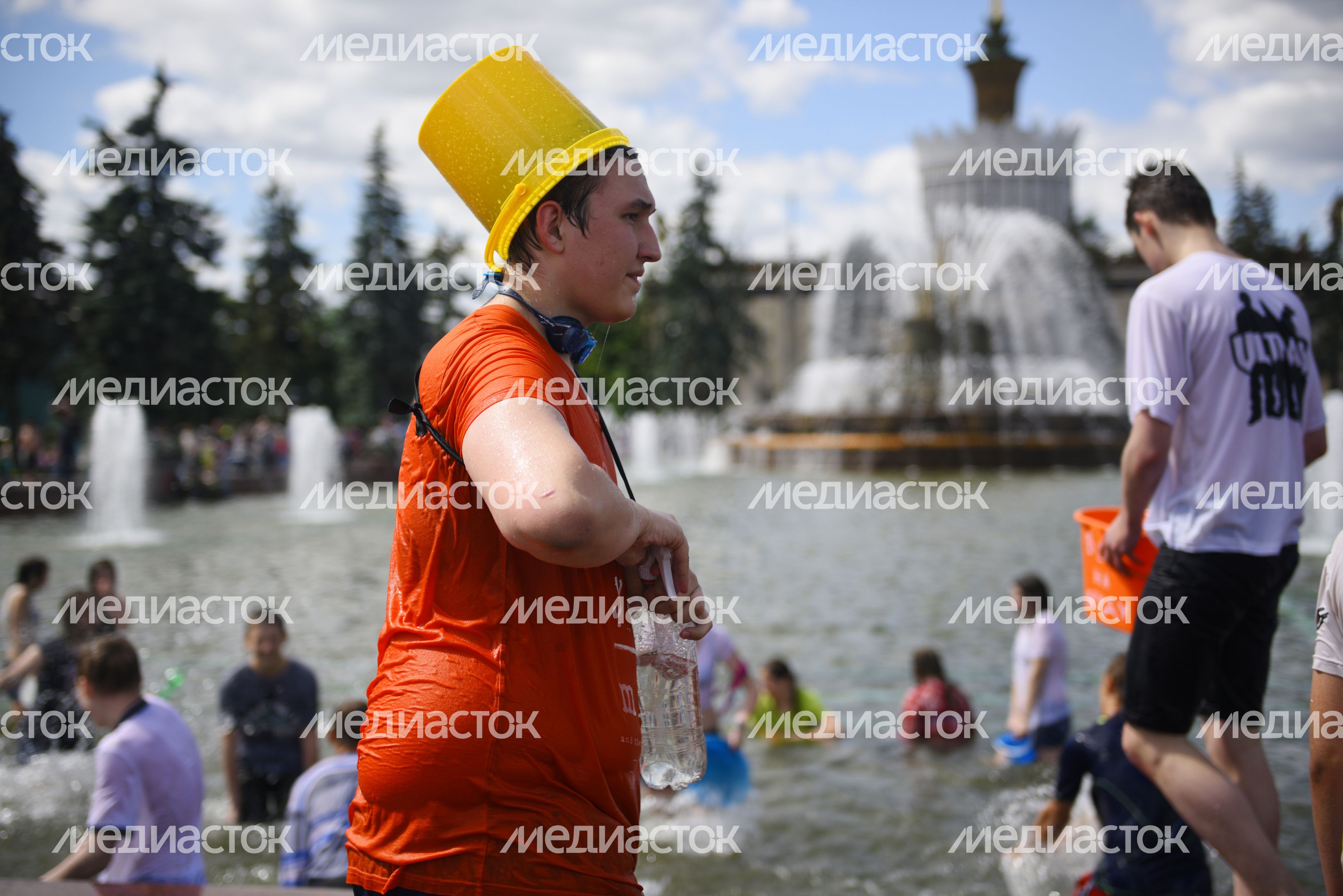 Флешмоб «Большая водная битва» на ВДНХ Флешмоб «Большая водная битва» на ВДНХ