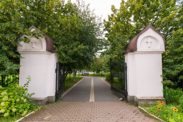 Ворота храма Казанской иконы Божией Матери в Центральном городском парке Реутова