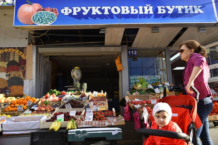 Прилавок с овощами и фруктами на рынке в Москве