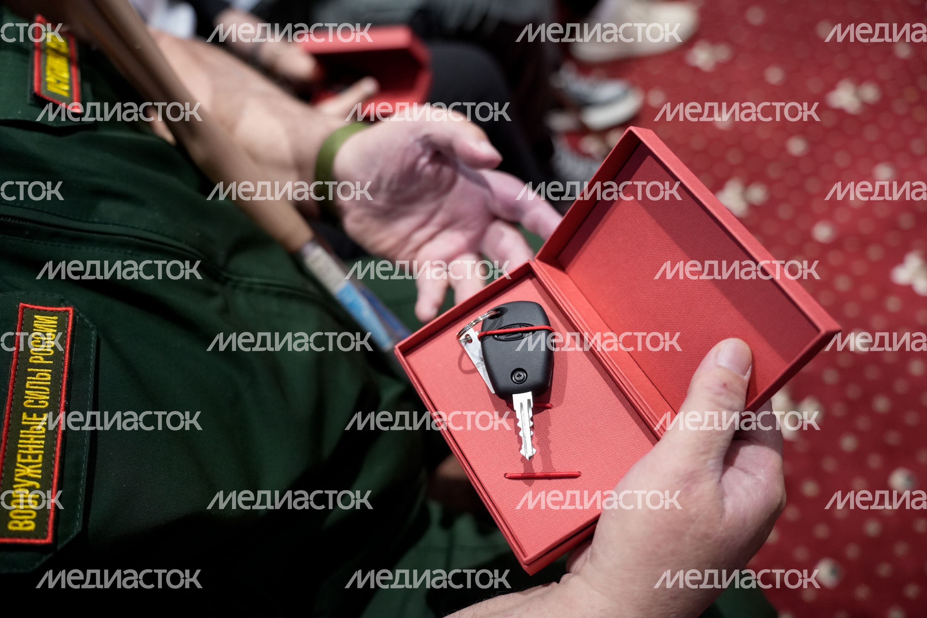 Ветеранам СВО и семьям погибших Героев вручили ключи от автомобилей Ветеранам СВО и семьям погибших Героев вручили ключи от автомобилей