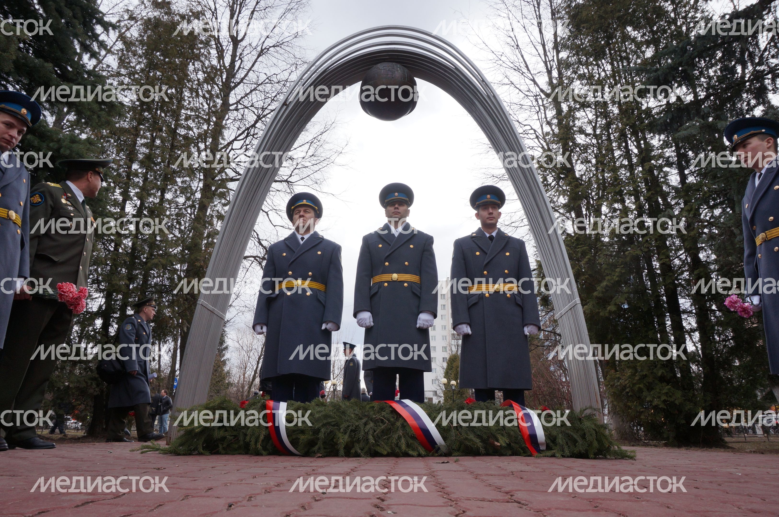 Возложение цветов к памятнику Ю. Гагарину в Краснознаменске
