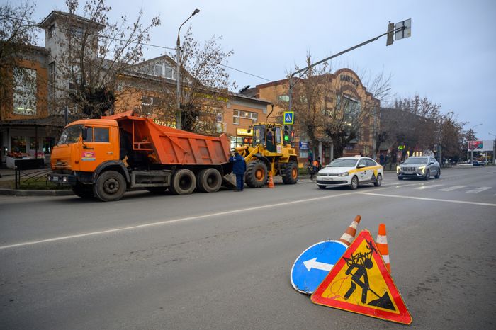 Рабочие Мособлводоканала укладывают асфальт в Орехово-Зуево после ремонта водопровода
