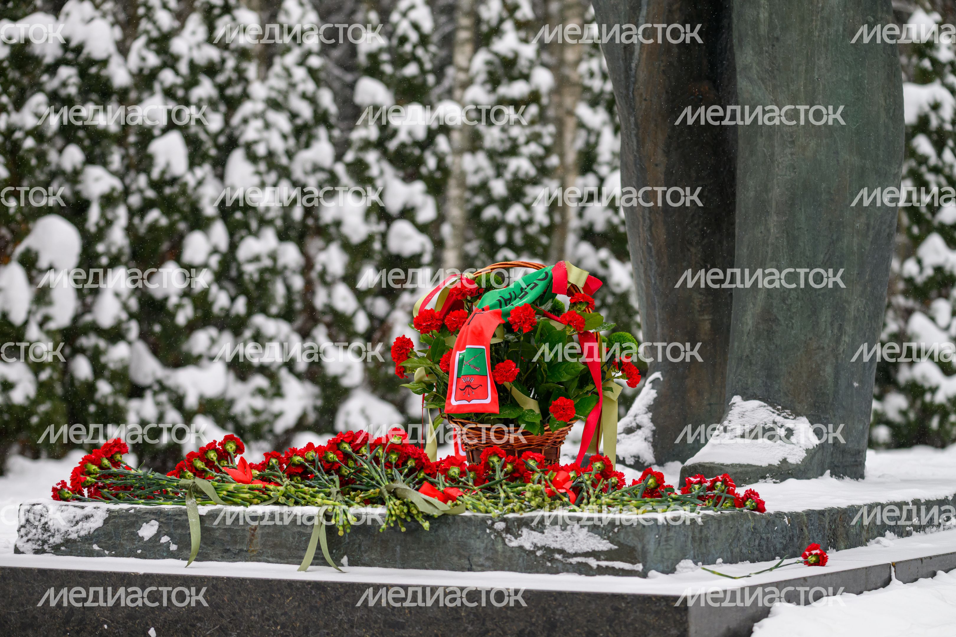 Цветы у памятника первому космонавту Юрию Гагарину в Звездном городке