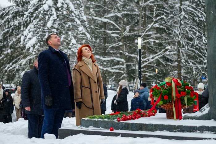 Возложение цветов к памятнику первому космонавту Юрию Гагарину в Звездном городке