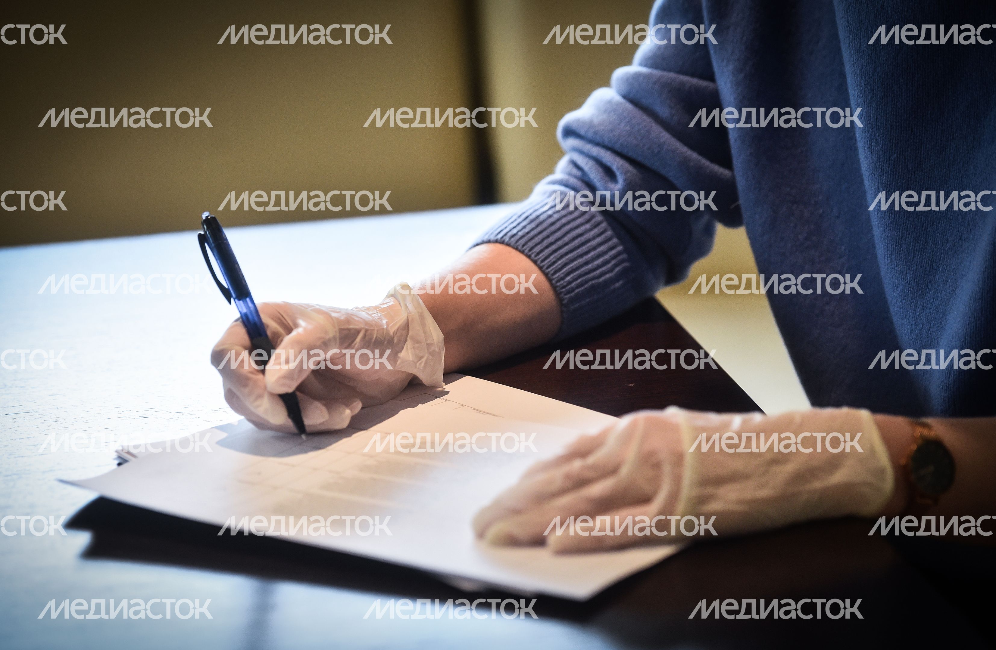 Подписание документов в защитных перчатках Подписание документов в защитных перчатках