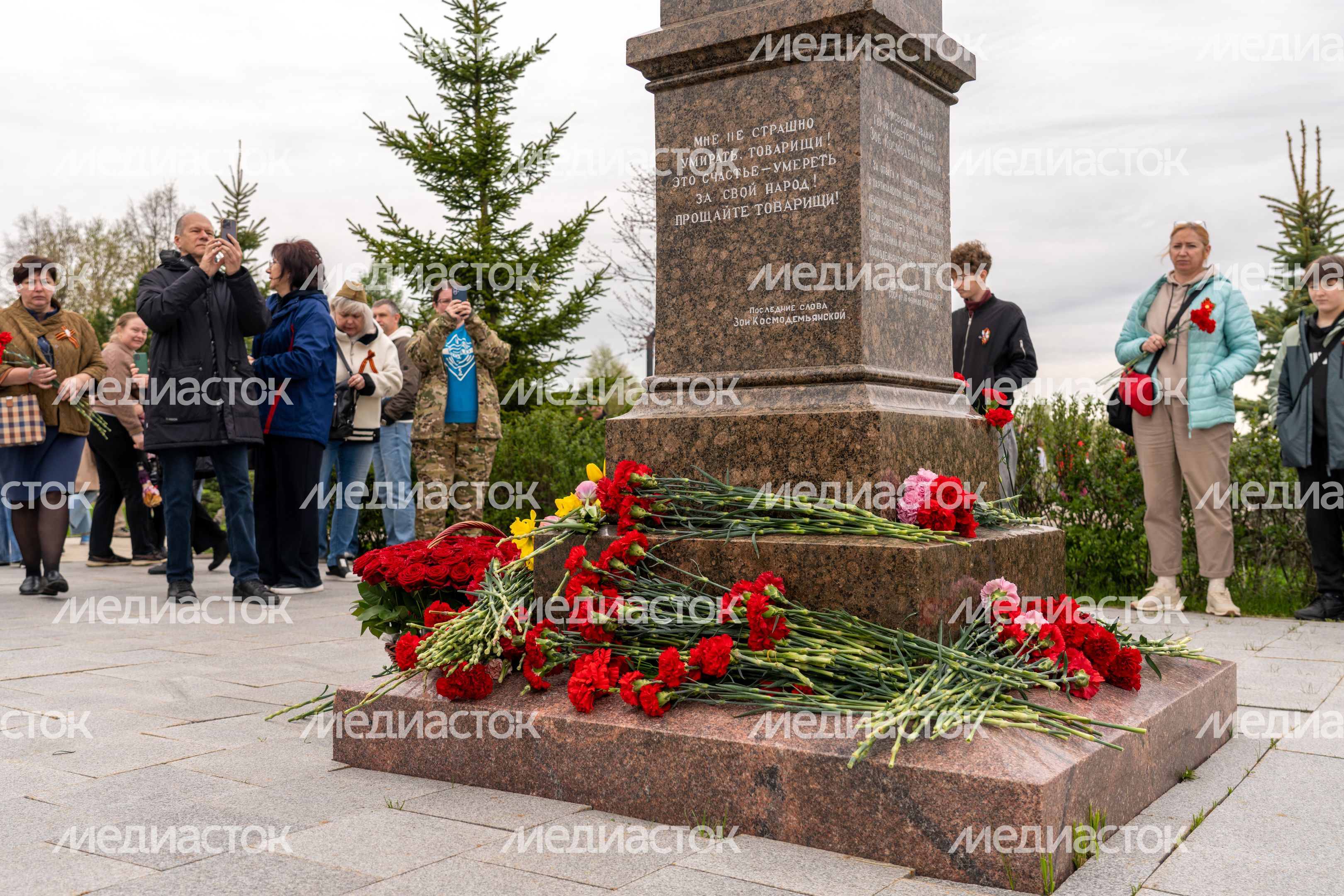 Возложение цветов к месту казни Зои Космодемьянской в День Победы в музейном комплексе «Зоя» Рузского округа Возложение цветов к месту казни Зои Космодемьянской в День Победы в музейном комплексе «Зоя» Рузского округа