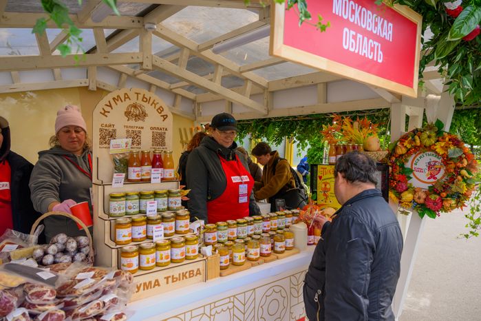 Ярмарка продуктов питания, произведенных в Подмосковье, на гастрономическом фестивале «Вкусы России» 2026 на ВДНХ