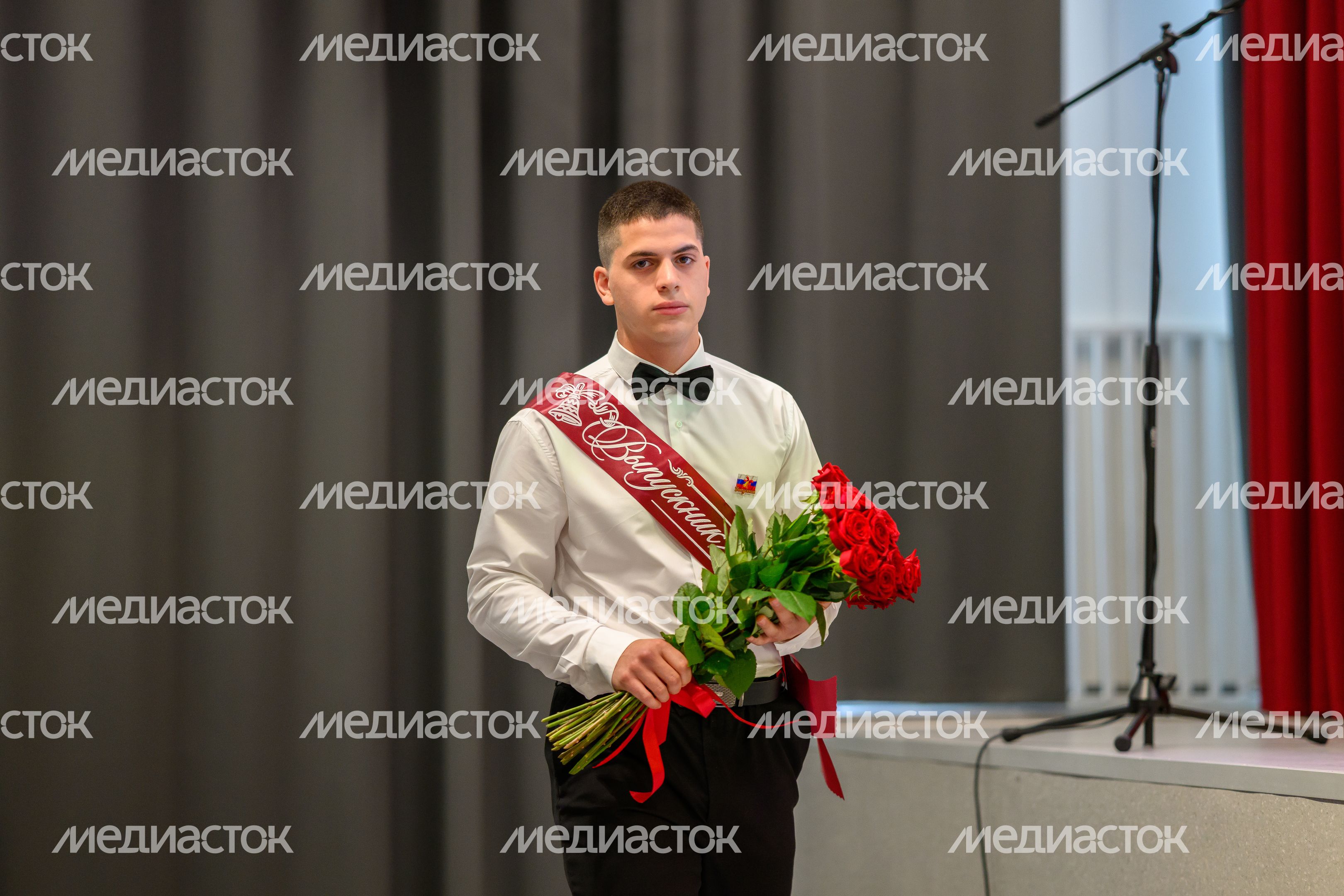 Последний звонок в гимназии №41 - корпусе «Феникс» в ЖК «Жулебино парк» города Люберцы Последний звонок в гимназии №41 - корпусе «Феникс» в ЖК «Жулебино парк» города Люберцы