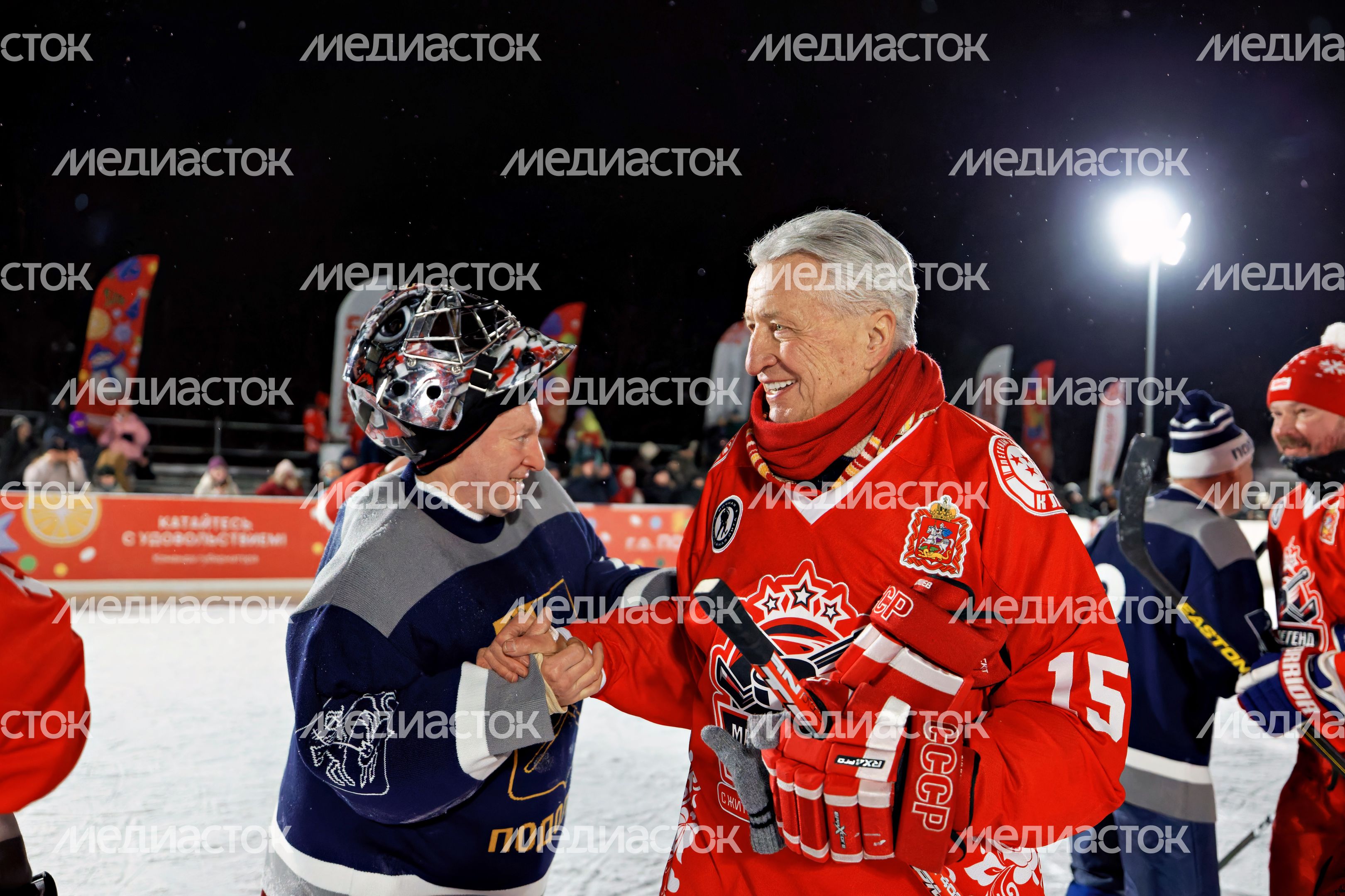 Александр Якушев на хоккейном матче «Легенд хоккея» vs «Сборной Подольска» в проекте «Выходи во двор» в Подольске Александр Якушев на хоккейном матче «Легенд хоккея» vs «Сборной Подольска» в проекте «Выходи во двор» в Подольске