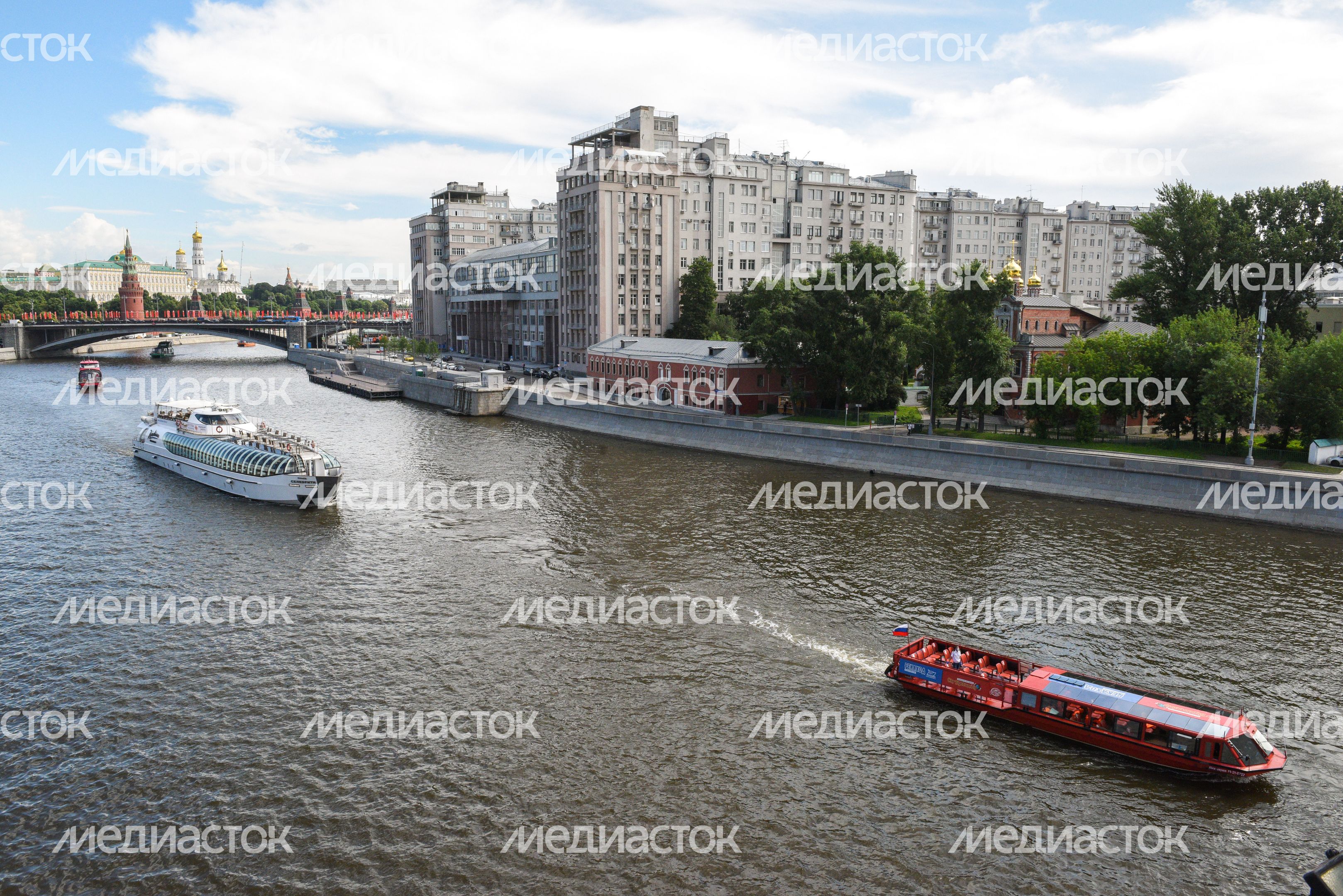 Речной парад в честь старта пассажирской навигации по Москве-реке