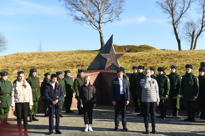 Открытие после реставрации воинского мемориала в деревне Ельня в Подмосковье