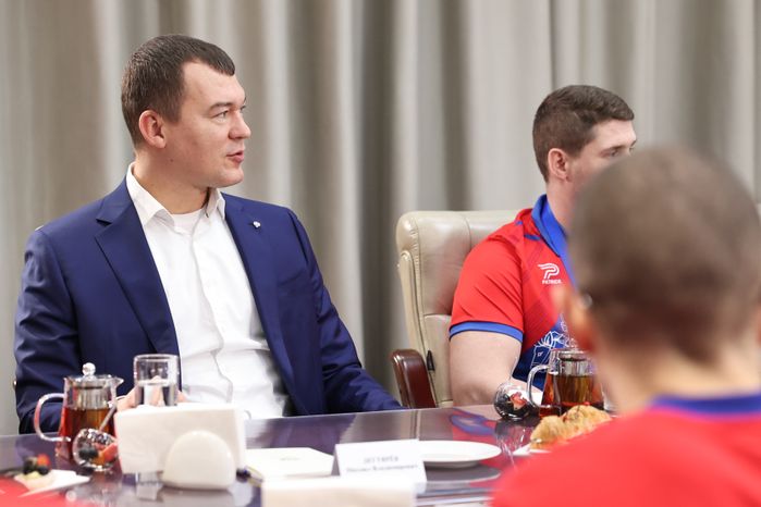 Михаил Дегтярев поздравил команду по следж-хоккею «Гвардия» с победой