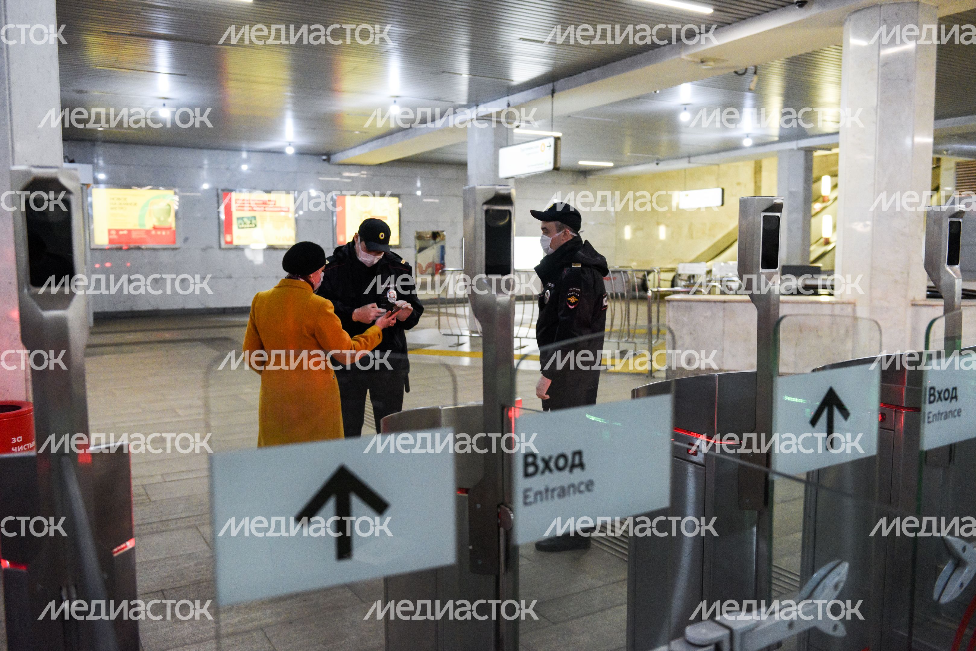 Проверка электронных пропусков в московском метро Проверка электронных пропусков в московском метро