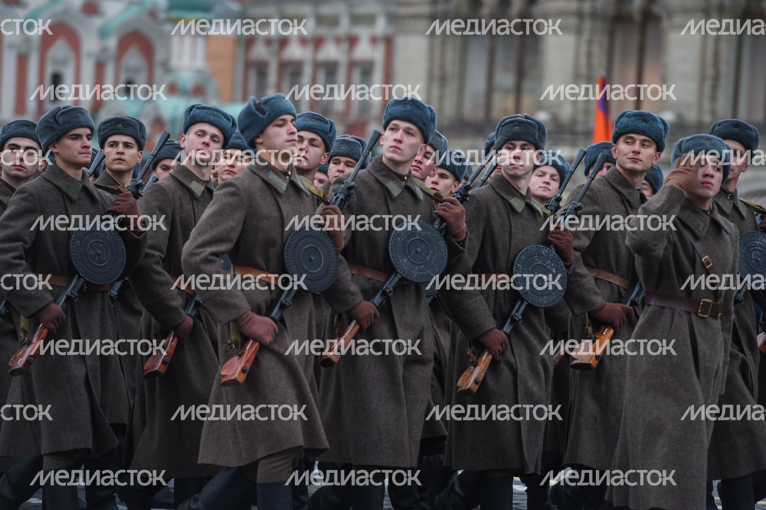 Торжественный марш в честь парада 1941 года на Красной площади в Москве