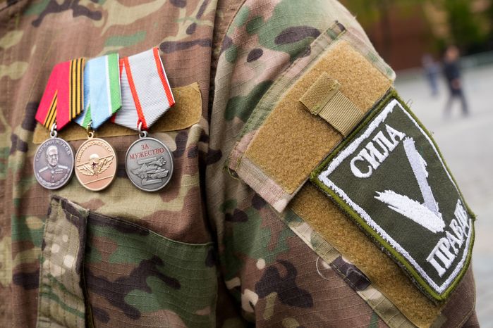 Участники специальной военной операции с детьми возложили цветы к Могиле Неизвестного Солдата