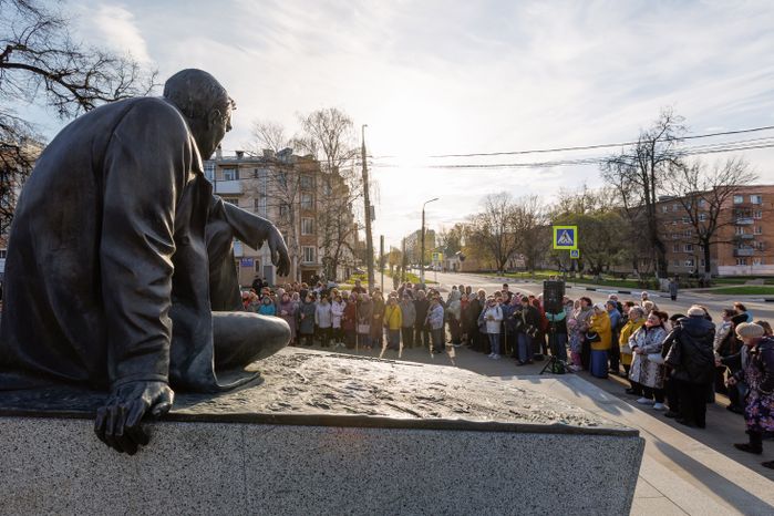 Памятник актеру Вячеславу Тихонову в Павловском Посаде