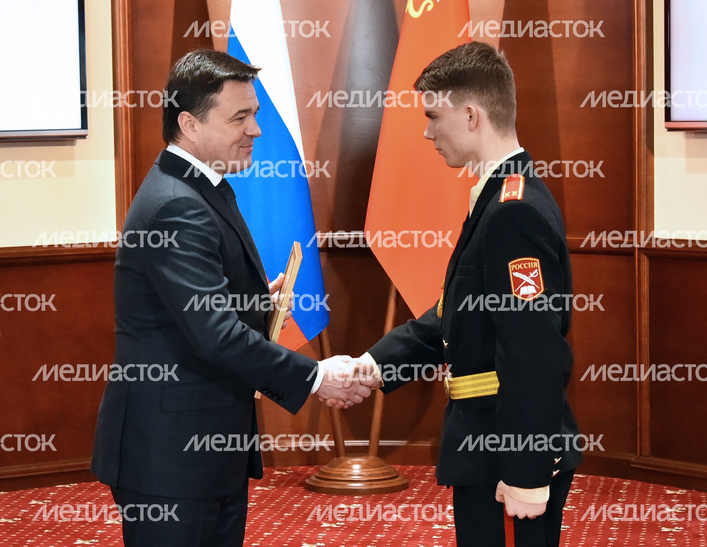 Награждение медалями и грамотами подмосковных детей‑героев