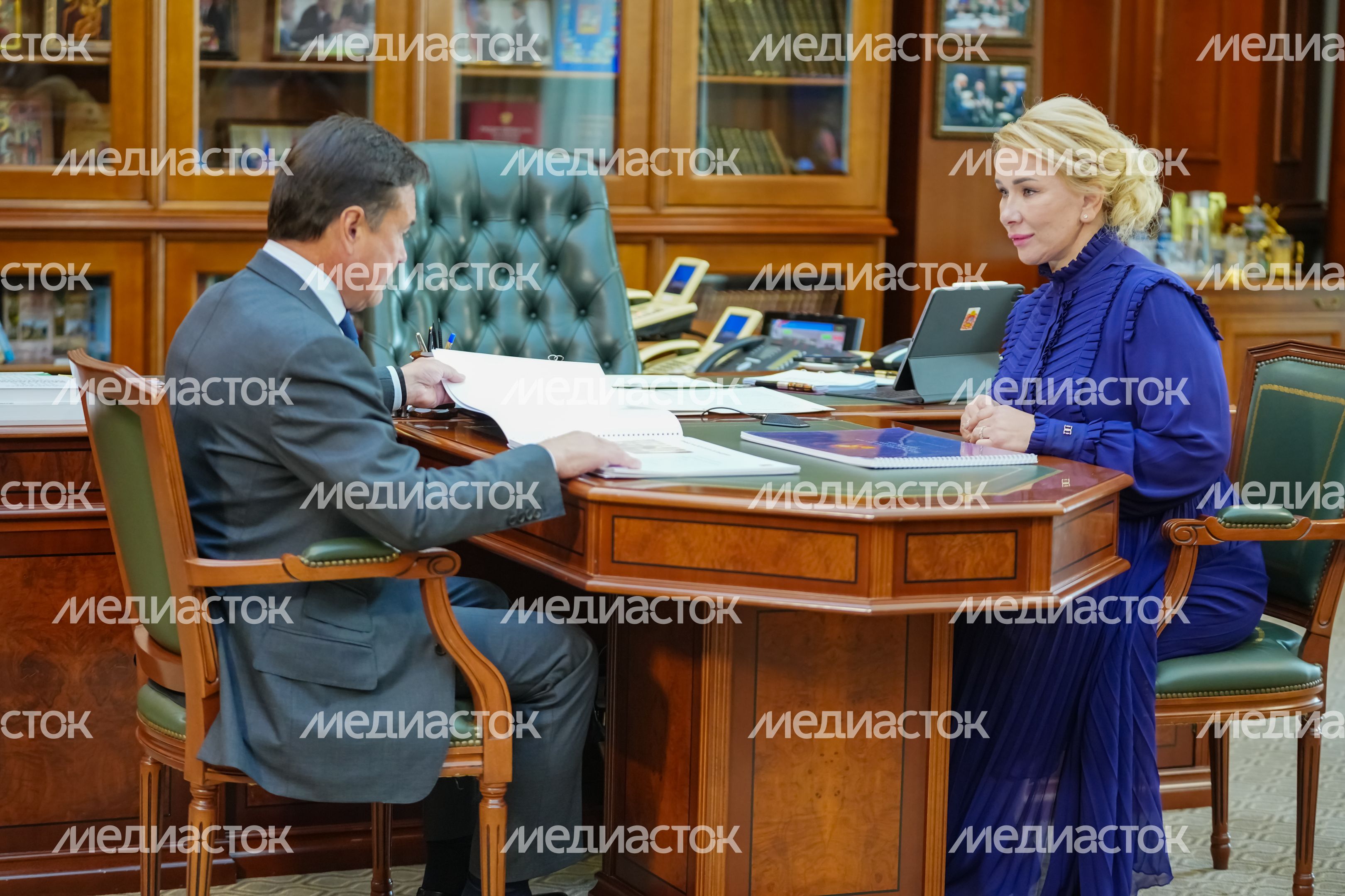 Андрей Воробьев поблагодарил Инну Волкову за работу на посту главы г.о. Электросталь Андрей Воробьев поблагодарил Инну Волкову за работу на посту главы г.о. Электросталь