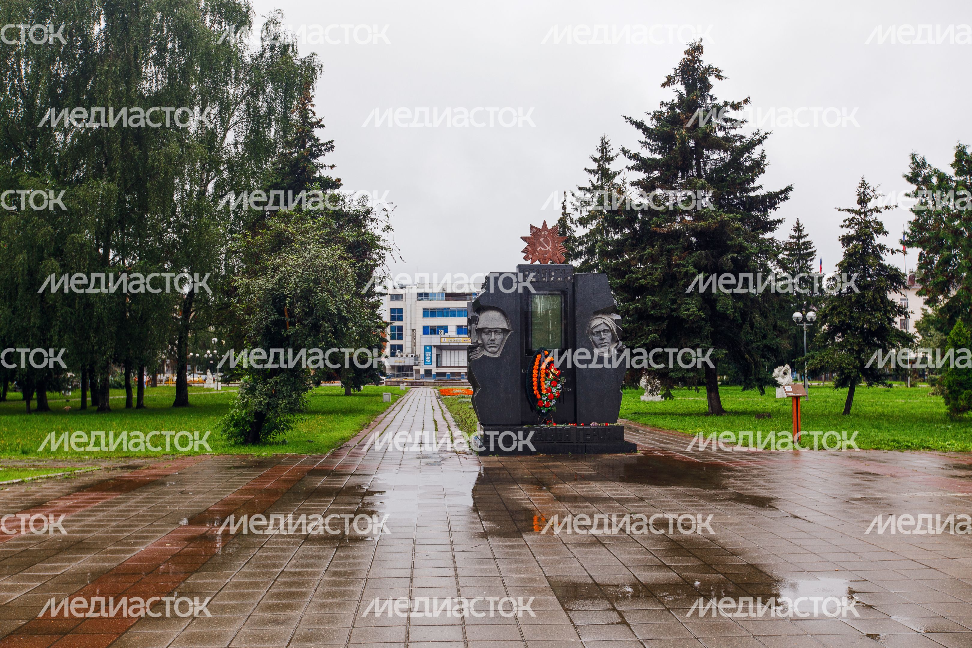 Памятник погибшим солнечногорцам в Великой отечественной войне на Советской площади в Солнечногорске Памятник погибшим солнечногорцам в Великой отечественной войне на Советской площади в Солнечногорске