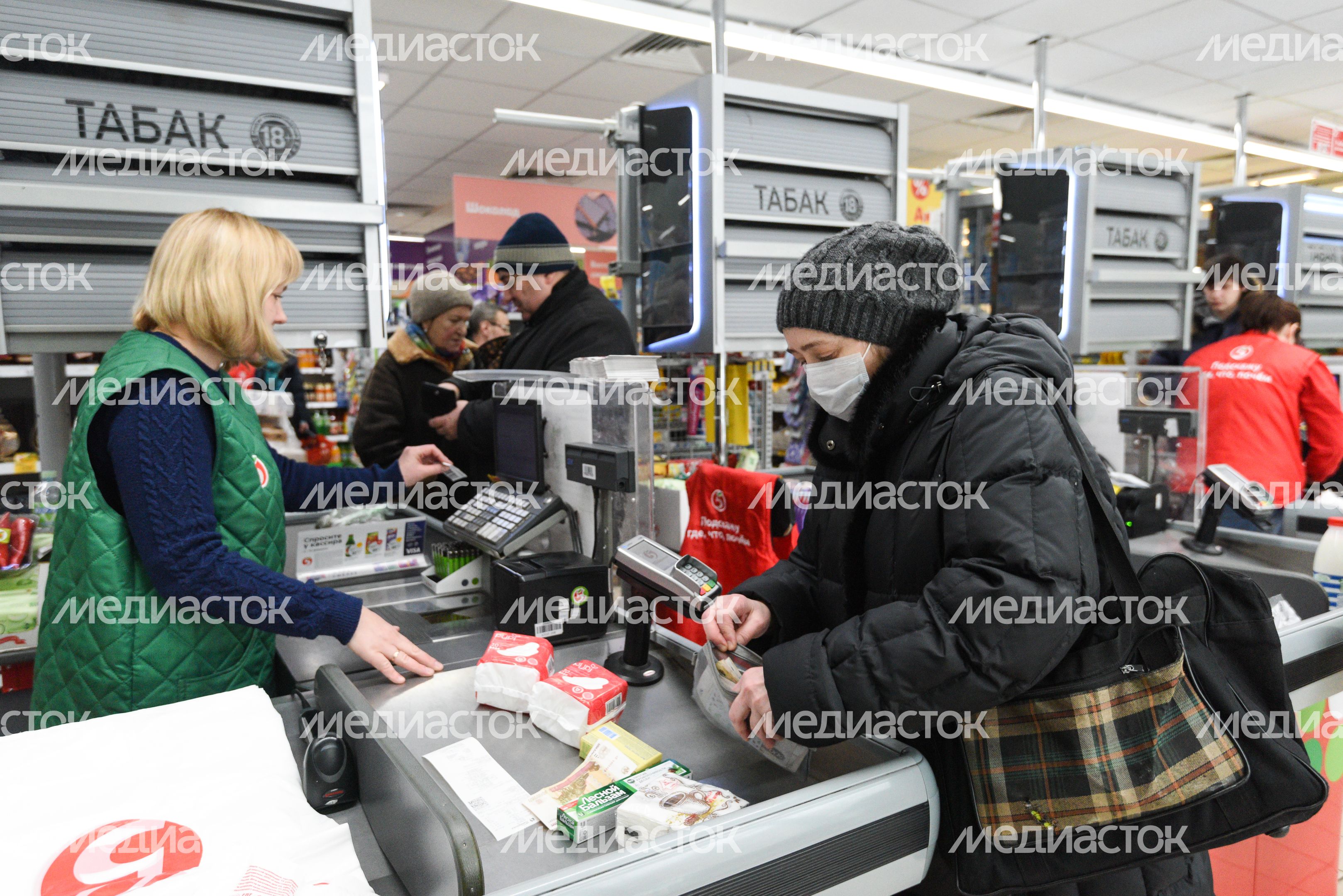 Люди в масках в период эпидемии коронавируса