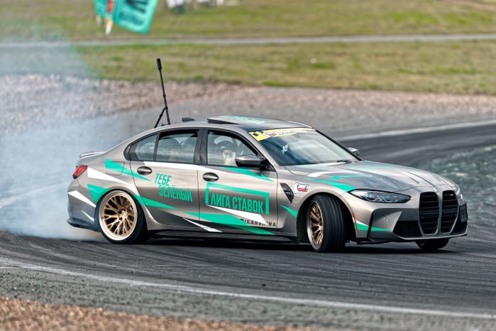 Дрифт-гонка автомобилей по автодрому Moscow Raceway на фестивале «Дрифт Экспо» в Волоколамске
