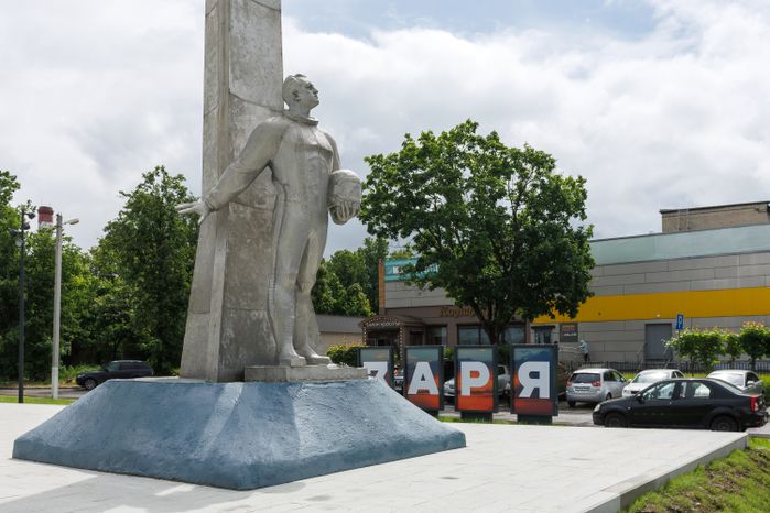 Памятник советскому летчику на улице Гагарина в микрорайоне Заря в Балашихе