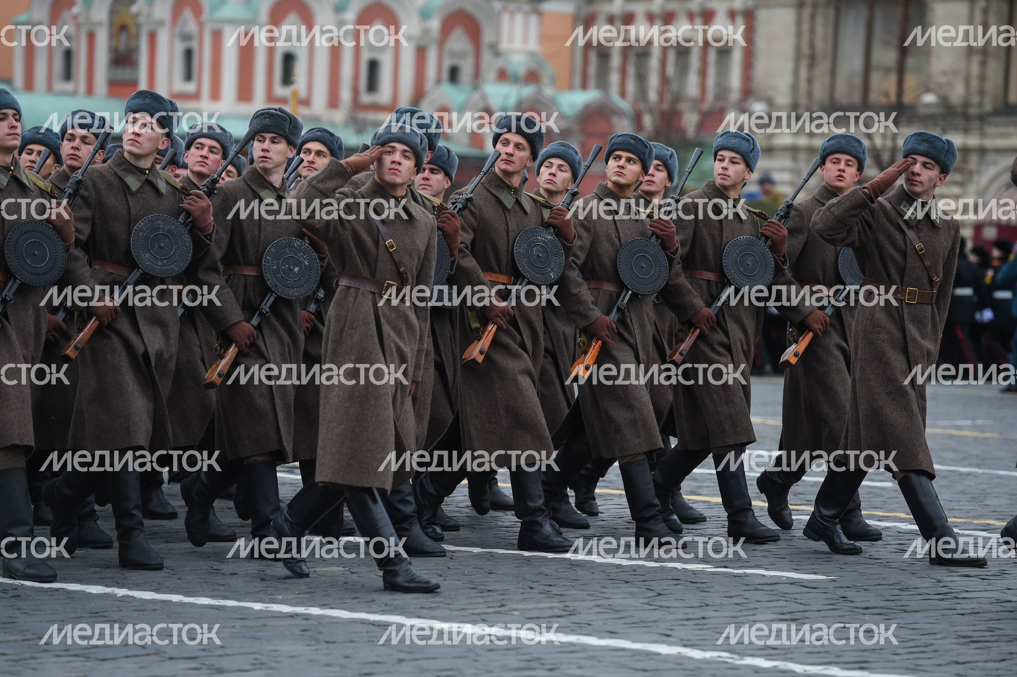 Торжественный марш в честь парада 1941 года на Красной площади в Москве