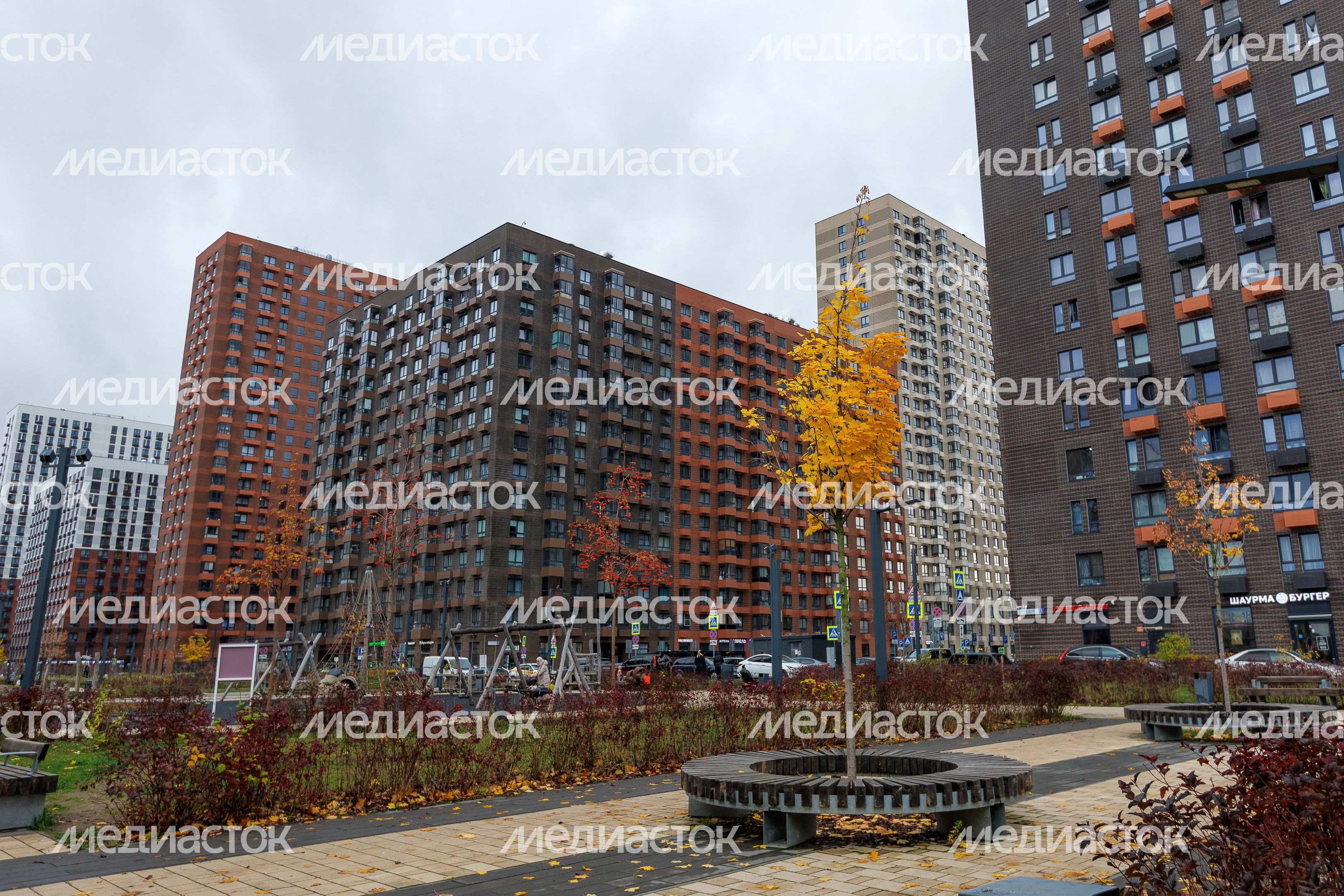 Многоэтажки в городе Котельники осенью