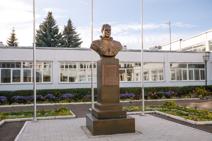 Краснознаменск. Бюст космонавта Германа Титова во дворе лицея № 1
