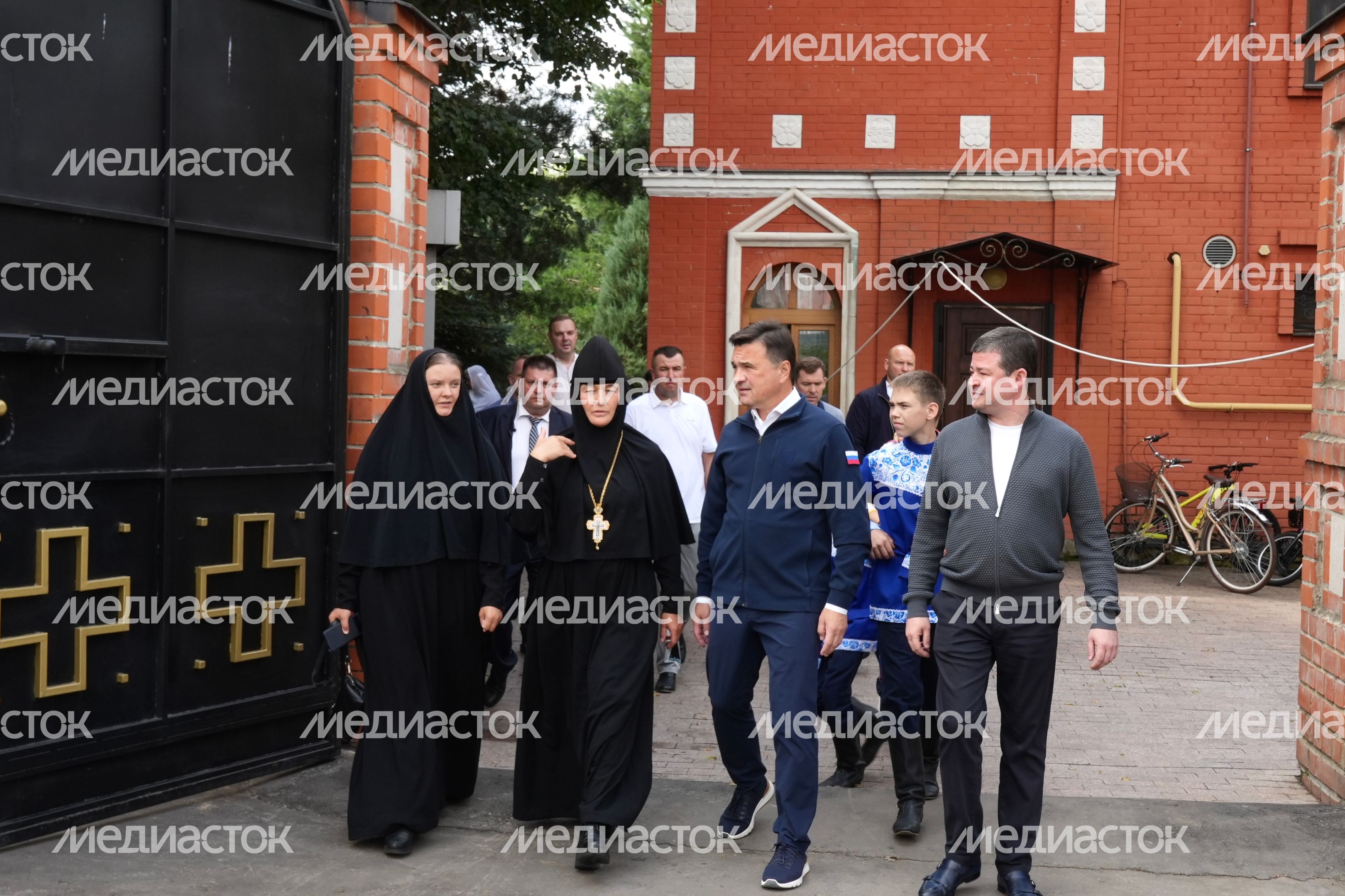 Андрей Воробьев поздравил настоятельницу и воспитанниц Покровского женского монастыря Андрей Воробьев поздравил настоятельницу и воспитанниц Покровского женского монастыря