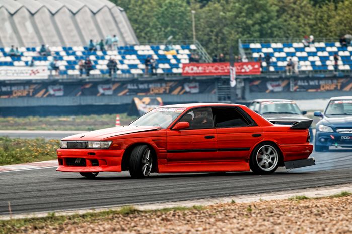 Гонка автомобилей на дрифт-фестивале скорости и драйва Drift Expo Track Mode 2025