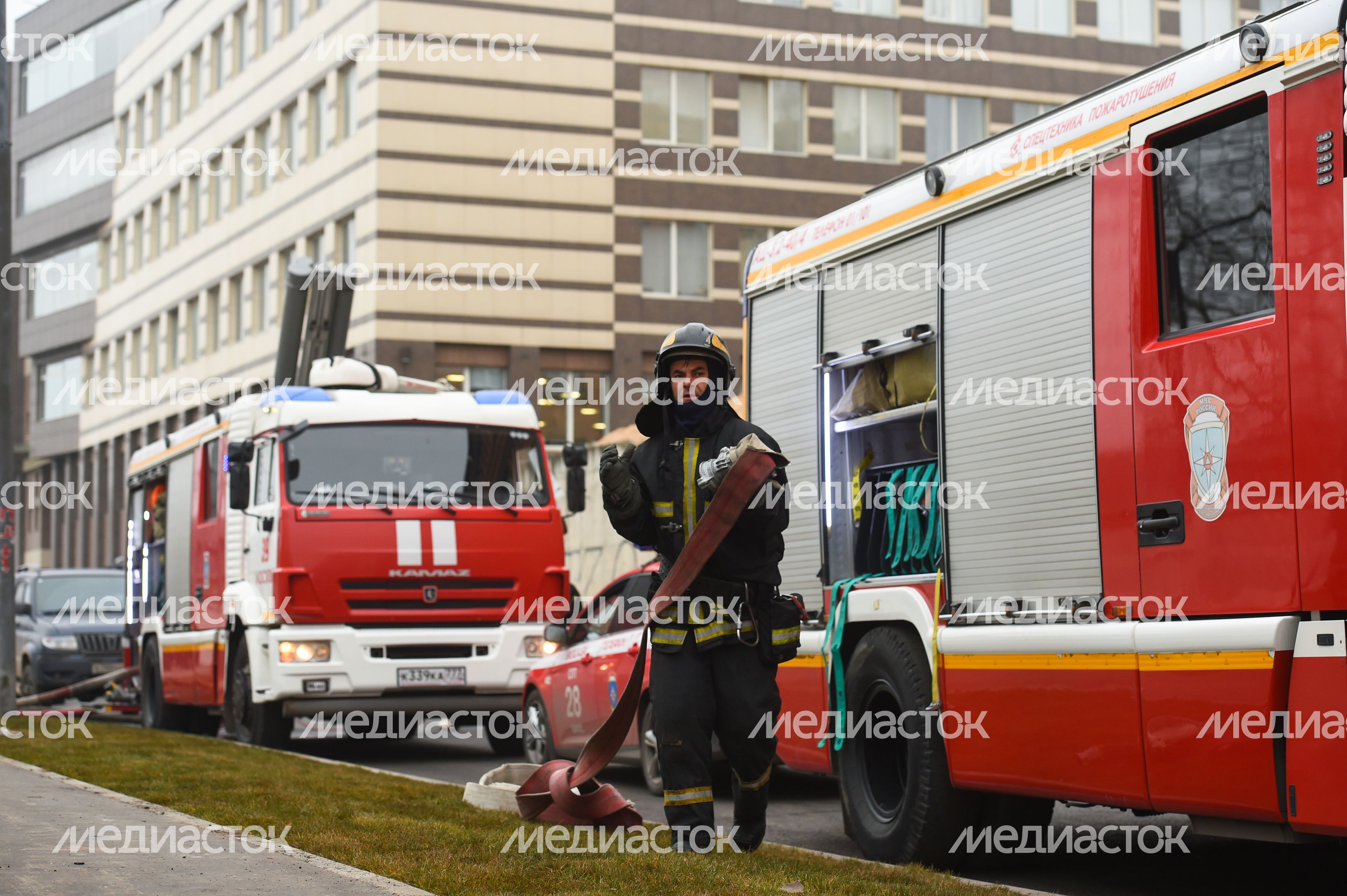 Пожар в складском помещении на улице Маршала Прошлякова в Москве