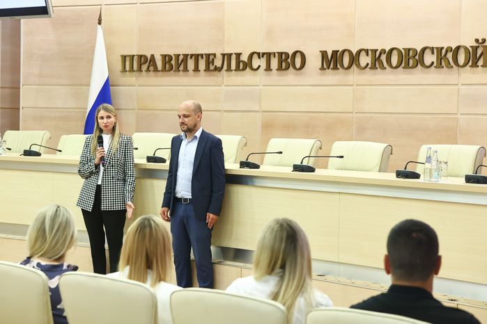 Подмосковным тренерам вручили сертификаты на покупку жилья по соципотеке