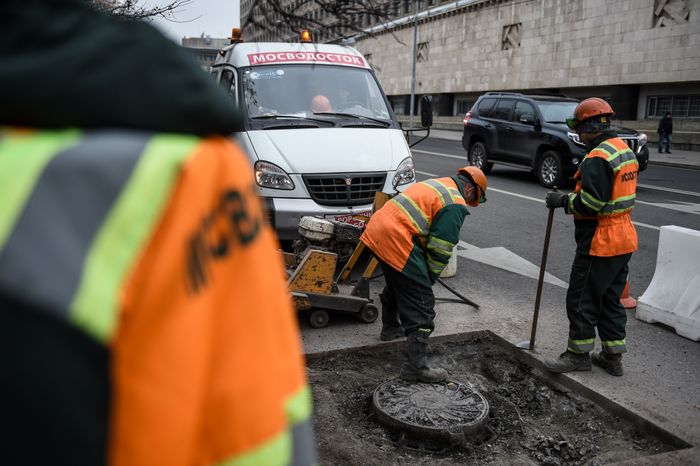 Дорожные работы по замене канализационных люков