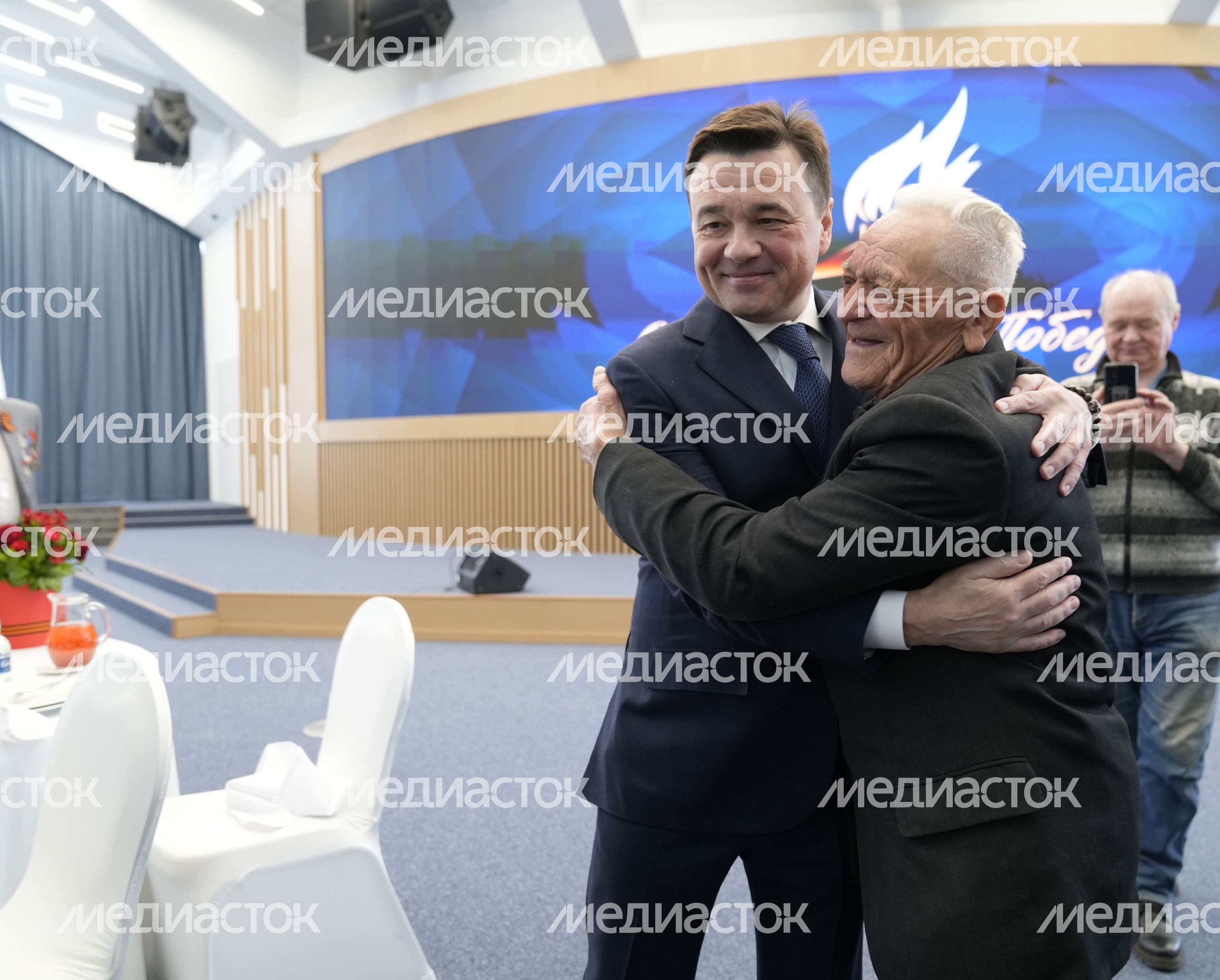 Губернатор поздравил ветеранов Великой Отечественной войны с Днём Победы Губернатор поздравил ветеранов Великой Отечественной войны с Днём Победы