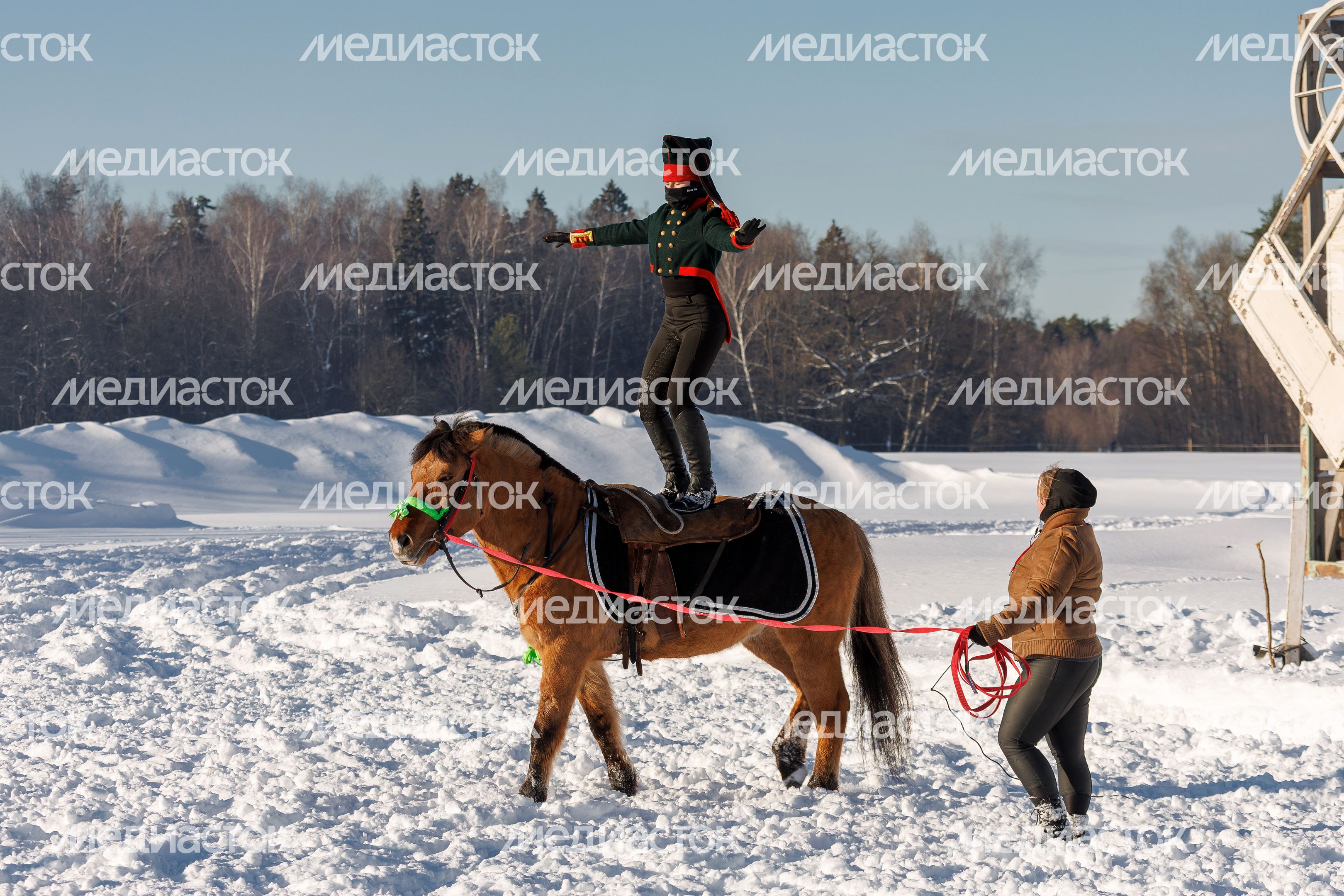 Конное шоу на Главной Масленице в Горках Ленинских Конное шоу на Главной Масленице в Горках Ленинских