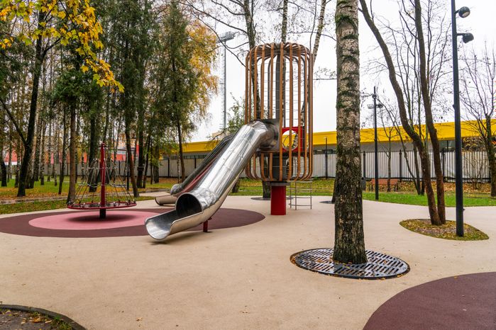 Детская площадка в городском парке «Гучково» в Дедовске осенью