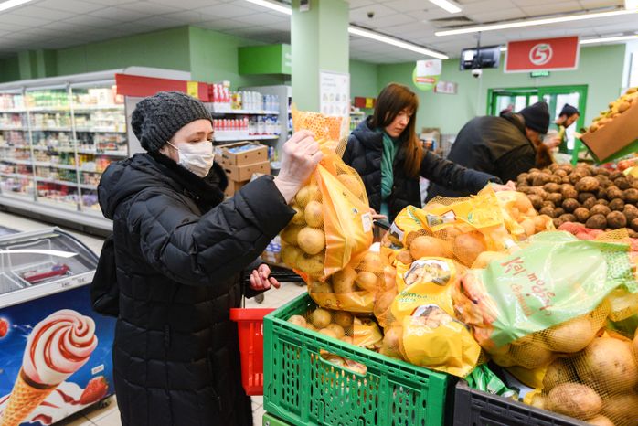 Люди в масках в период эпидемии коронавируса