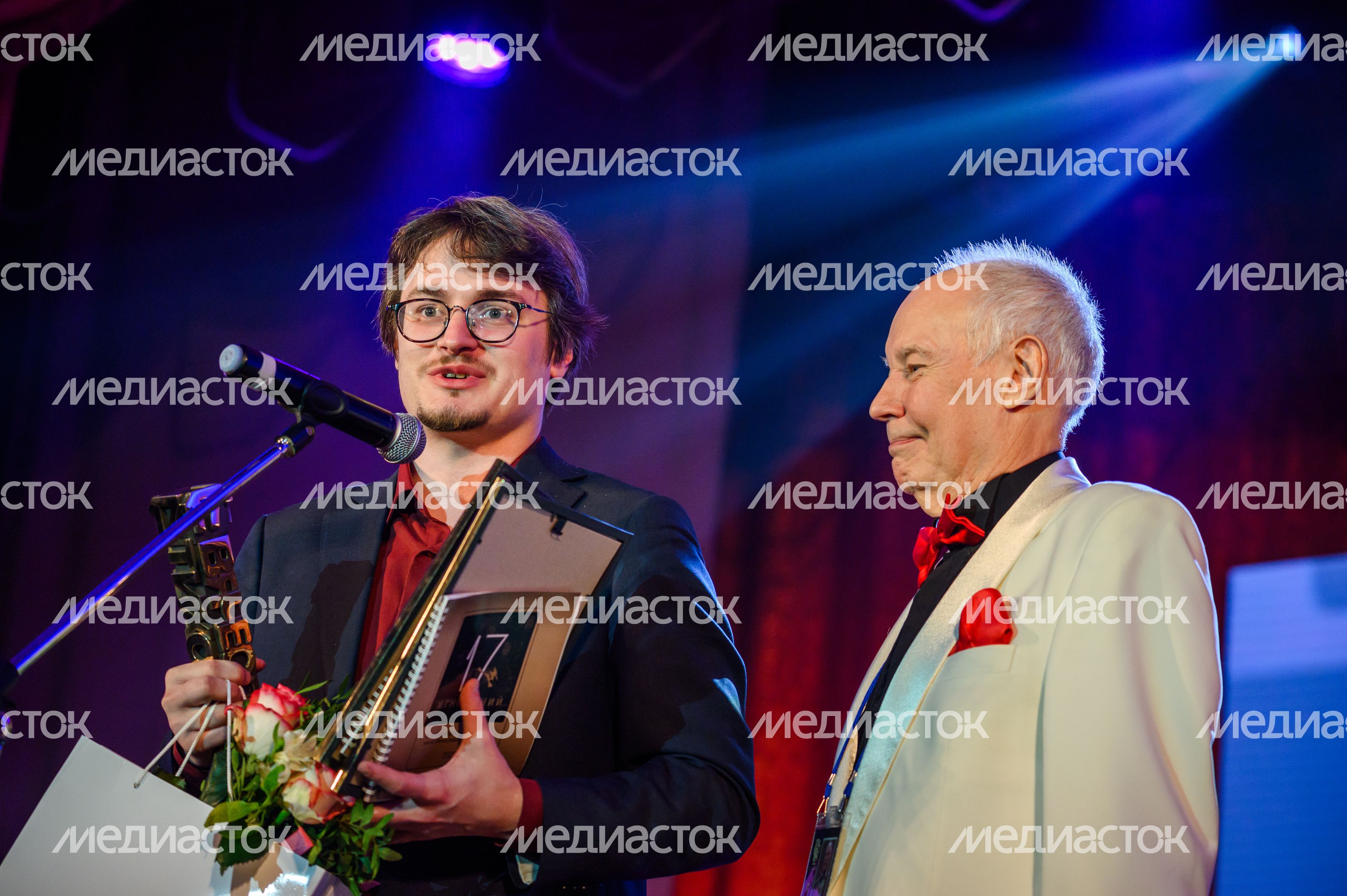 Церемония закрытия кинофестиваля "17 мгновений" в Павловском Посаде Церемония закрытия кинофестиваля "17 мгновений" в Павловском Посаде