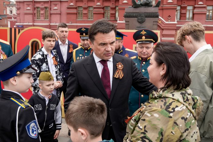 Андрей Воробьев вместе с героями СВО и детьми возложил цветы к Вечному огню у стен Кремля