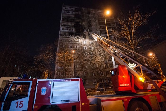 Пожар из-за взрыва в квартире жилого дома в Москве