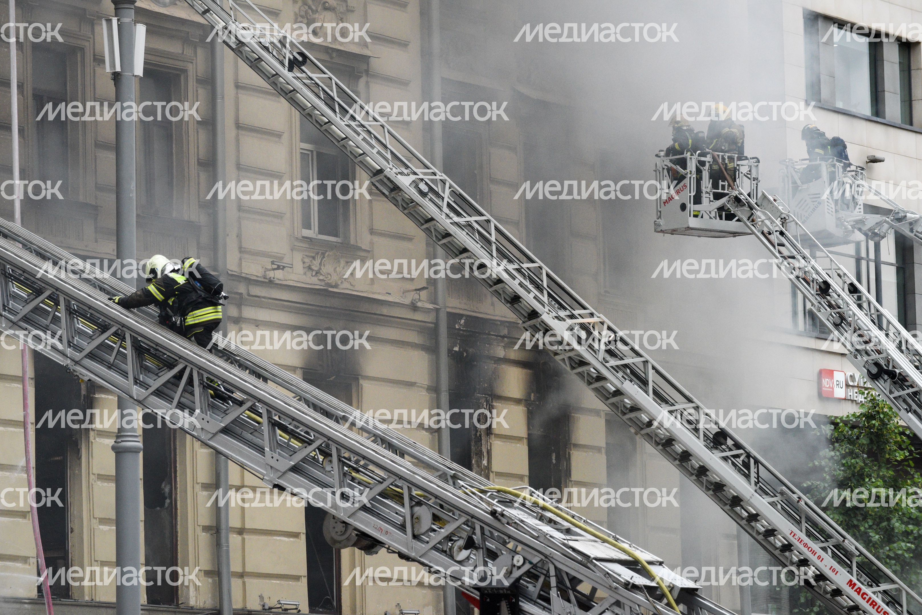 Пожар в реставрируемом здании на Тверской улице в Москве